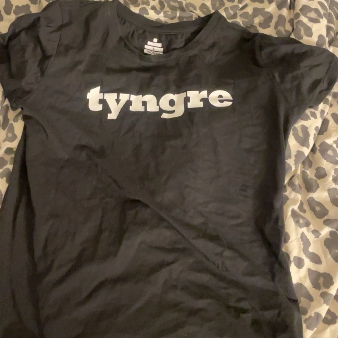 Svart t-shirt från Tyngre - 1