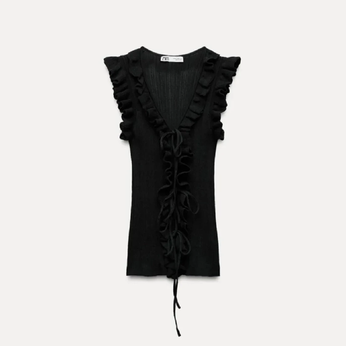 Svart ribbad topp med volang från Zara