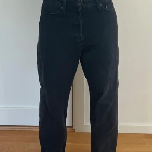 Jeans - Svarta jeans från Jack & Jones. Storlek W28 L30. Nyskick.
