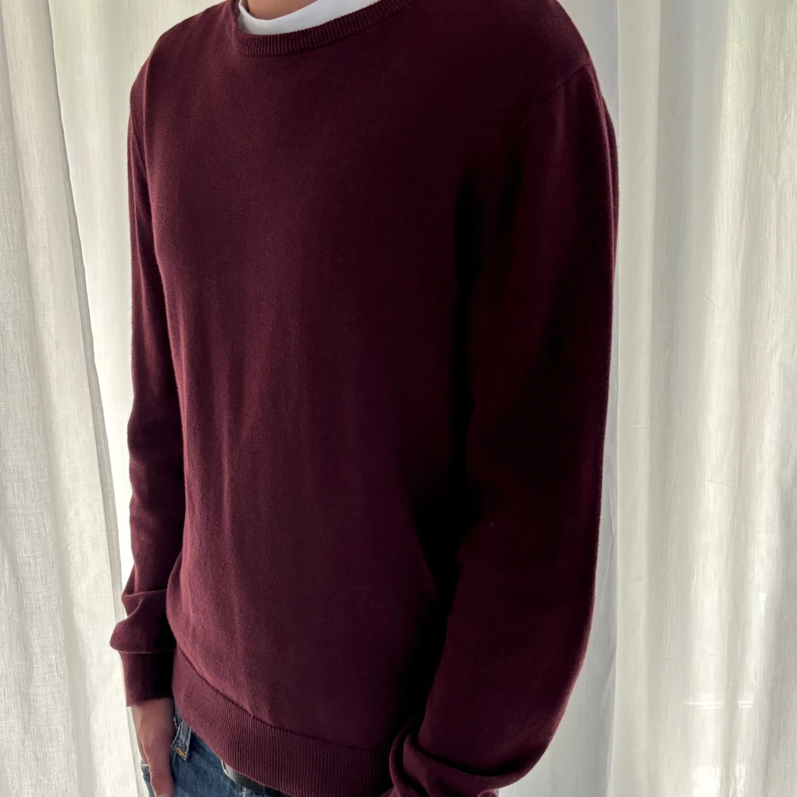 Vinröd stickad tröja med rund hals