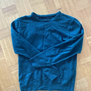 Grön stickad tröja - Säljer en skön mörkgrön tröja från selected homme. Köpte den från Vinted fast säljer den eftersom att den var för liten i storlek. Den är medium men skulle säga att den passar mer som small. Tröjan är i nyskick och har inga skavanker.