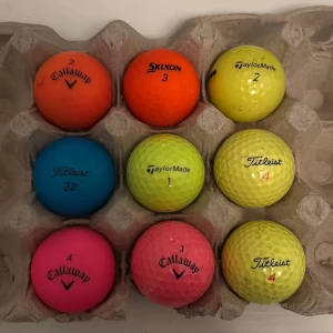 Golfbollar - Det här är ett set med färgglada golfbollar från märken som Callaway, Titleist, TaylorMade och Srixon. Perfekt för dig som vill sticka ut på golfbanan och göra spelet roligare! Bollarna kommer i olika färger som orange, blå, gul och rosa. Snygga och praktiska för både nybörjare och erfarna golfare.