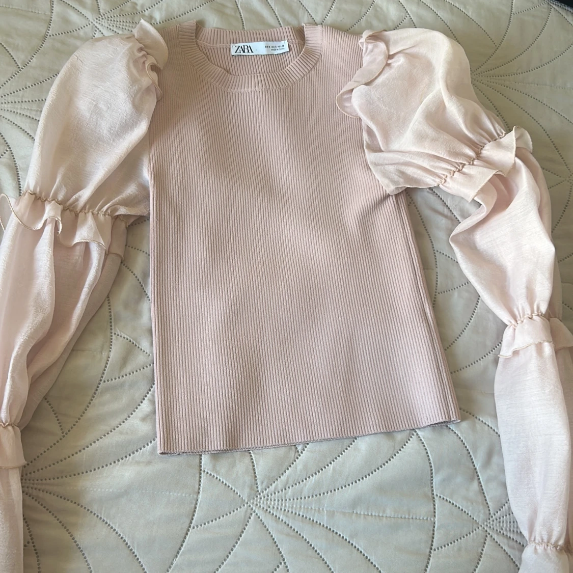 Ljusrosa blus med puffärmar från Zara