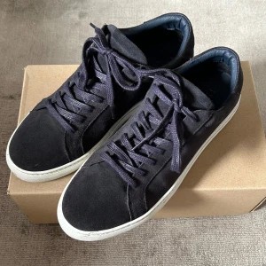 Mörkblåa mockaskor  - Mörkblåa mockaskor ifrån märket Les Deux i storlek 44. Skorna är använda fåtal gånger och är i bra skick. nypris 1499kr. Box medföljer.