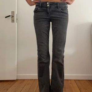 Grå bootcut jeans  - Helt slutsålda Ginatricot jeans som är så söta! 