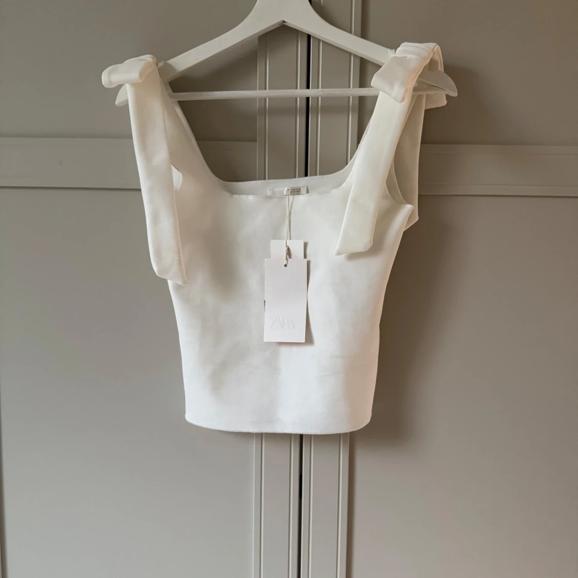 Vit linnetopp med rosett från Zara