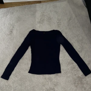 Mörkblå långärmad topp från Shein - En stilren mörkblå långärmad topp från Shein med rundad halsringning. Modellen är figurnära och tillverkad i mjuk bomull, perfekt för dig som gillar enkel och clean stil. Passar dig som vill ha en basic tröja med snygg passform.