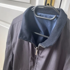 Zegna reversible jacket - Zegna jacka / vindjacka som är reversible, alltså att man kan använda båda sidor som utsida! Storlek L, lite stor på mig som är 180,75 kg. Inga defekter! Kom med frågor! 