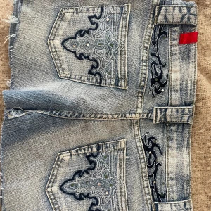 Jeanskjol med snygga detaljer - Jättegullig miniskirt med coola fickor 