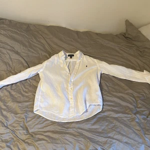 Vit linneskjorta från Polo Ralph Lauren - Säljer en vit Ralph Lauren linneskjorta, köpt från kidsbrandstore för runt 1000kr, den är i L i barn storlek men det är ungefär som XS i vuxen storlek 