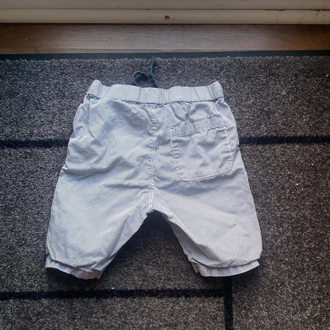 Randiga blå shorts från H&M - 1