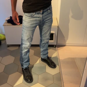 Jack and Jones - Säljer ett par riktigt feta jeans från Jack and Jones i modellen comfort/mike!!!
