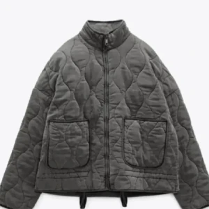 Zara jacka quiltad - Från Zara i xs men passar s också. Skön i materialet och är endast använd ett fåtal gånger 