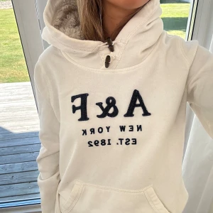 Abercrombie & fitch hoodie - En hoodie med foder i luvan från Abercrombie & fitch i storlek M. Tröjan bedöms som använd men i fortsatt gott skick. Jag skickar inom 24h. Se liknande zip i min profil! F18