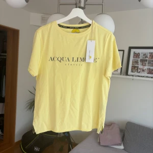Gul Acqua Limone t-shirt med tryck - Fräsch gul t-shirt från Acqua Limone. Helt ny med prislapp