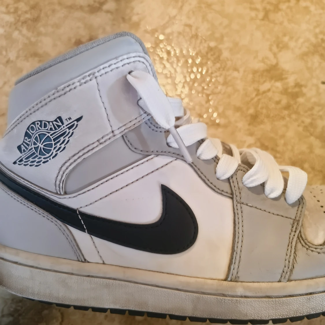 Nike Air Jordan 1 grå och vita sneakers - 2