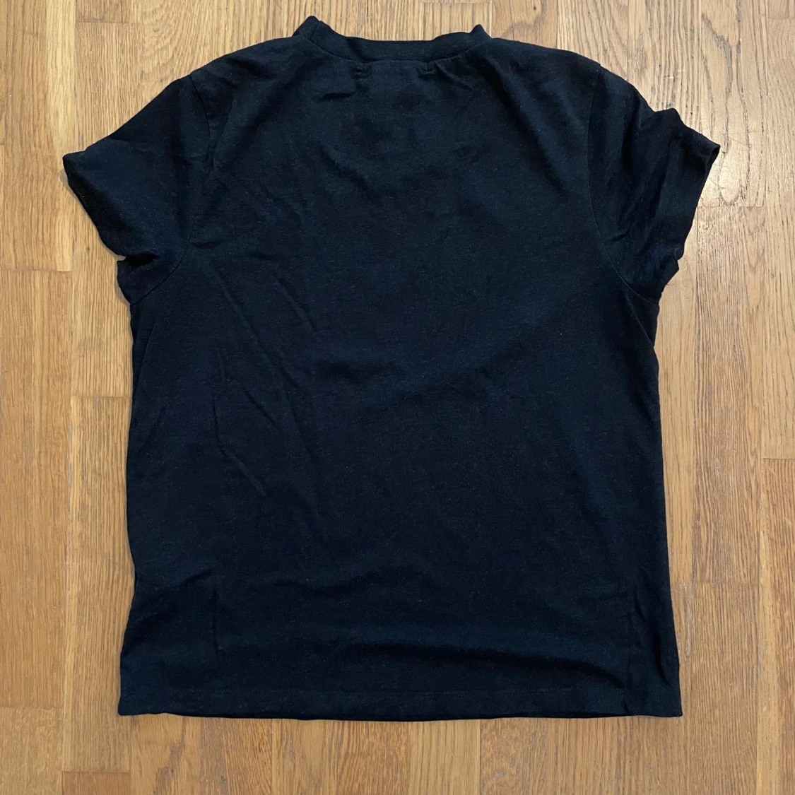 Svart basic t-shirt från Bik Bok - 1