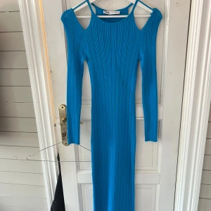 Klänning  - Finaste klänningen i nästan som nytt skick. Använd ca 2 gånger föl längesedan och har inga som helst tecken på användning! (Ser ut som en fläck på bilden men kan lova att de inte är nån utan bara kameran!)💙💙💙💙