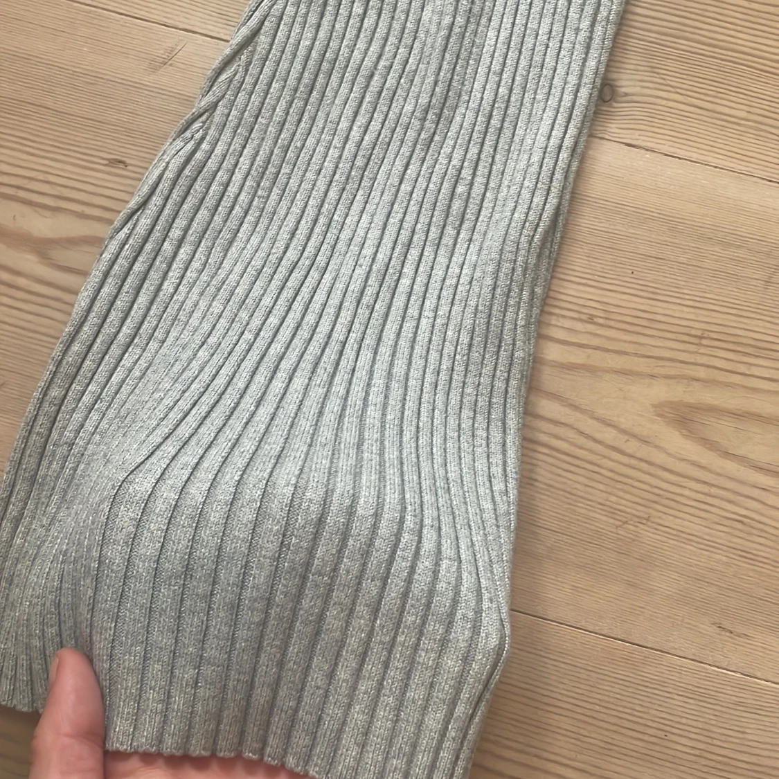 Grå ribbade bootcut mjukis byxor - 1