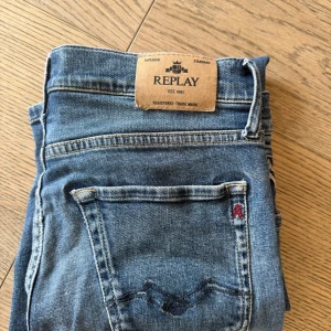 Blå jeans från Replay, modell THAD - Riktigt feta blå jeans från Replay i modellen THAD. Klassisk femficksdesign med Replay-logga på bakfickan och läderpatch i midjan. Jeansen har rak passform. Hör av er om några funderingar!!