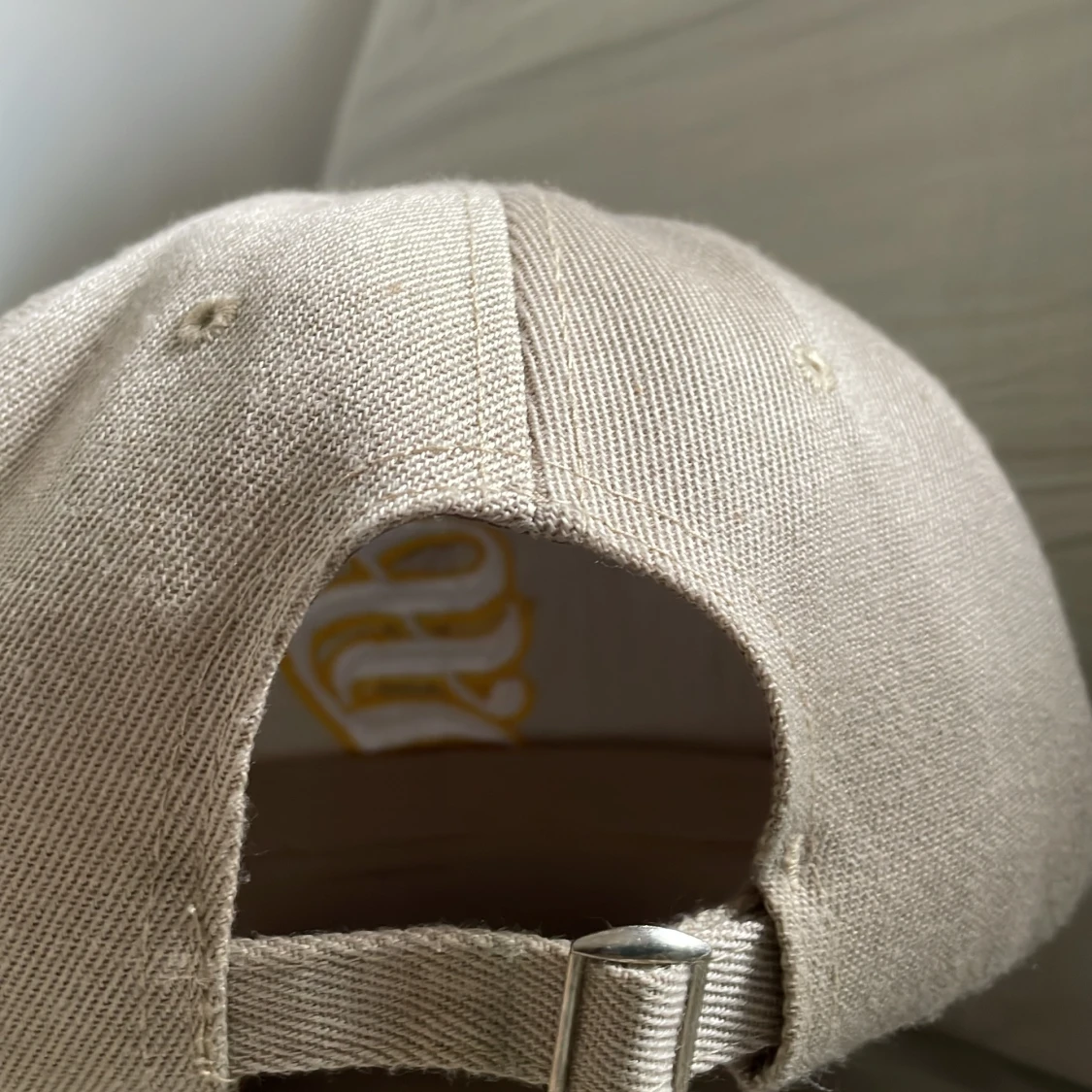 Beige keps med broderad  - 3