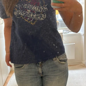 Zadig t shirt💓💓 - Säljer denna Zadig & voltaire t shirt som köptes för ett par år sen! Några av stenarna har ramlat av men tycker den ändå är i väldigt väldigt bra skick!! Skulle säga att den är storlek Xs/S men passar även M😇 