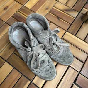 Isabel Marant Étoile Bobby - Isabel Marant sneakers I Bobby. Skorna har rund tå, snörning och en platt gummisula. Perfekt för dig som gillar en sportig look med lite extra höjd. Färgen är neutral och passar till det mesta. Köpt här på plick december 2024. 