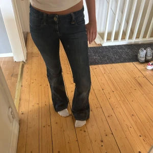 Lågmidjade bootcut jeans - Super snygga Lågmidjade jeans, jag har själv surt om de till bootcut (se bild 3) men detta syns knappast på! Midjemått: 38cm. Innerbenslängd: 77-78cm.💗