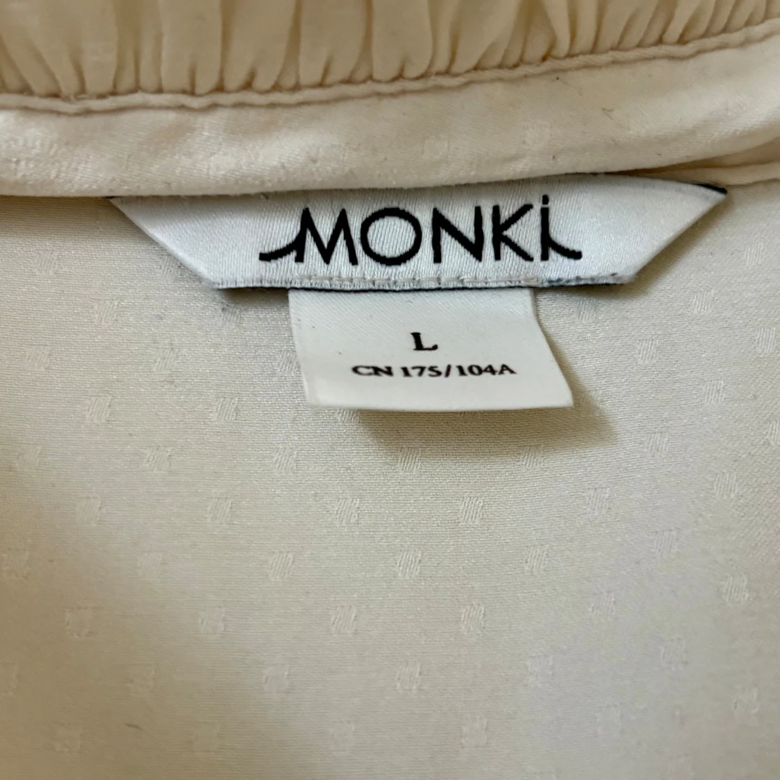 Vit volangskjorta från Monki - 2