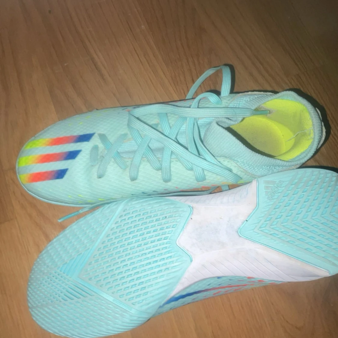 Adidas ljusblå fotbollsskor med färgglada detaljer - 2