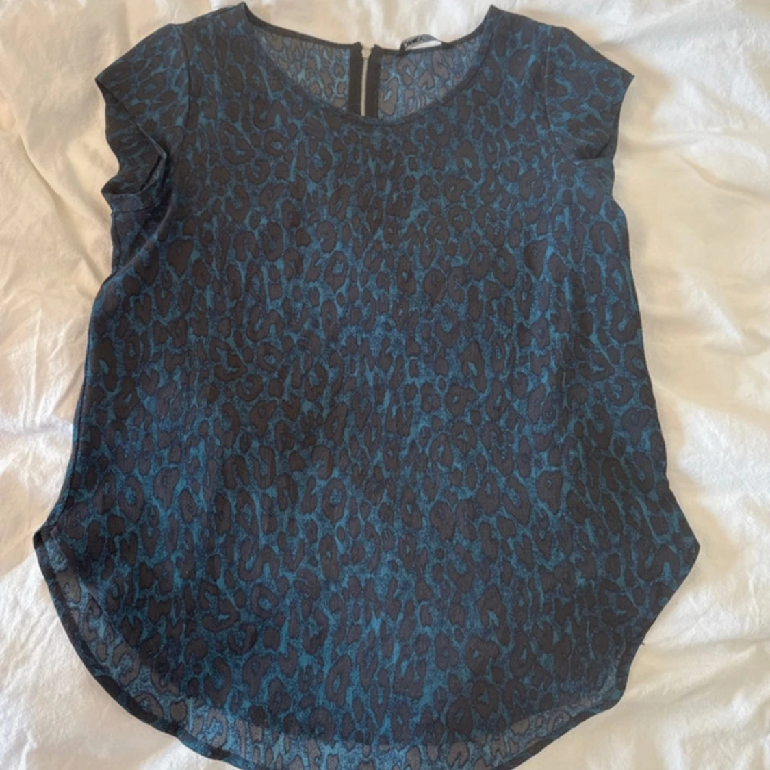 Blå leopardmönstrad blus med dragkedja