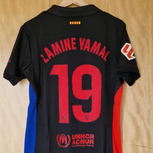 Lamine Yamal fotbollströja Barcelona "CactusJack" 24-25 - Lamine Yamal Barcelona repIika fotbollströja "CactusJack" 24-25. Helt ny med tag. Storlek: Small