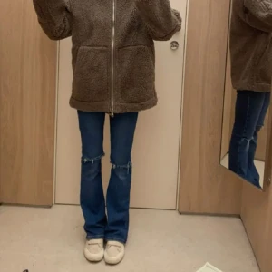 mörkblå  low flare jeans - Jätte fina mörkblå  utsvängda  jeans från bikbok! Storlek S/31. (egen gjorda hål på knäna)