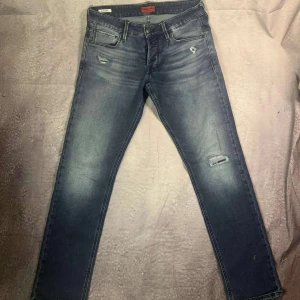 Jack and Jones jeans slim Glenn -  Mycket fint skick | Size 32/32 | fraktar spårbart inom 24 timmar | för att köpa klicka ”köp nu” | vid frågor eller funderingar skriv en meddelande |