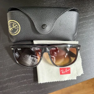 Ray-Ban boyfriend solglasögon - Snygga Ray-Ban boyfriend solglasögon som inte används och har knappt använts med svart plastbåge och gradienttonade glas i brunt och orange. Klassisk fyrkantig form med silverdetaljer vid bågfästena. Levereras med originalfodral och putsduk. Skriv vid intresse!