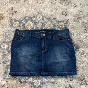 Miss sixty jeanskjol! - Jättesnygg mörkblå Miss sixty jeanskjol! Skön och passar till allt. Står L i, men skulle säga M. 