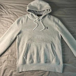 Grå Hoodie från Polo Ralph Lauren - Säljer en grå hoodie från Polo Ralph Lauren. Tröjan är i helt nytt skick, dock saknar den dessvärre prislapp. Storleken är L, men (custom fit), så den passar som S eller möjligtvis M😊  Mått 📏📐 - Bröstvidd 52cm  - Bottenvidd 49cm - Armlängd 48cm - Plagglängd 63cm  Hör gärna av er vid frågor  ~ LoopSupply ~