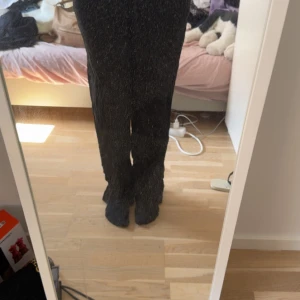 Svarta linnebyxor - Säljer ett par svarta linnebyxor från nelly i storlek xs. De har en skön passform och är perfekta för dig som gillar en loose och avslappnad stil. Materialet känns mjukt och stretchigt, vilket gör dem riktigt bekväma att bära hela dagen.