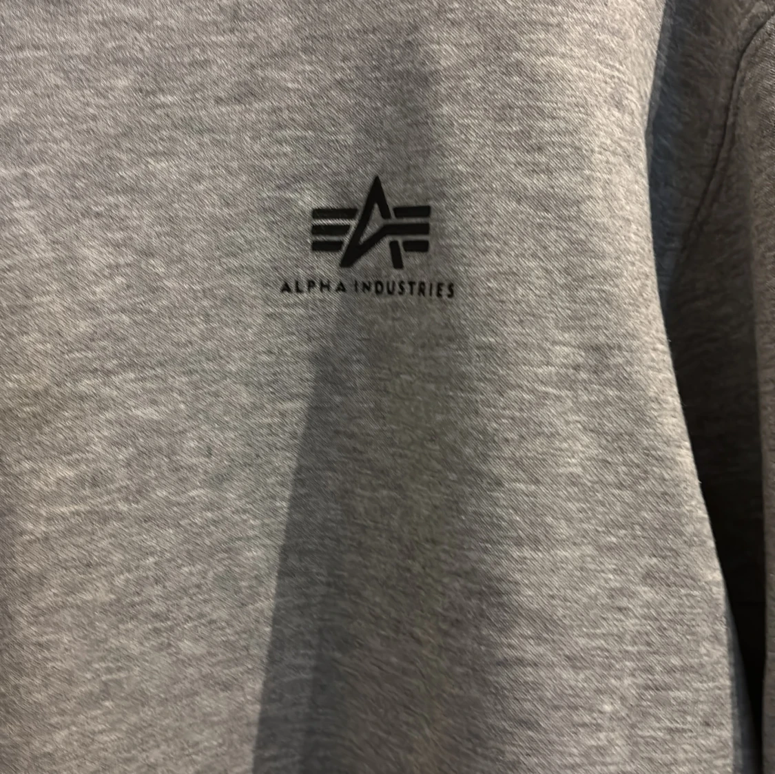 Grå sweatshirt från Alpha Industries - 1