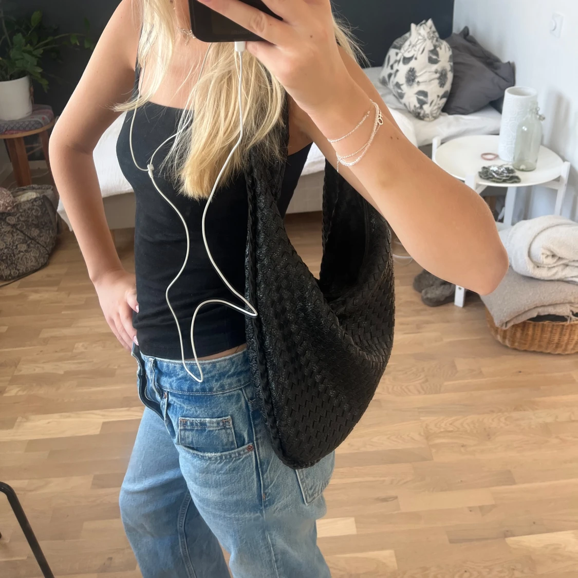 Svart flätad axelväska  - 1