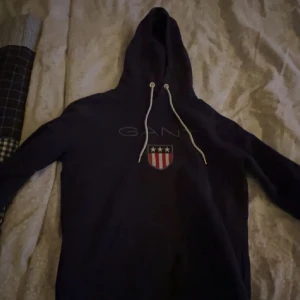 Mörkblå hoodie från GANT - Säljer en mörkblå hoodie från GANT. 