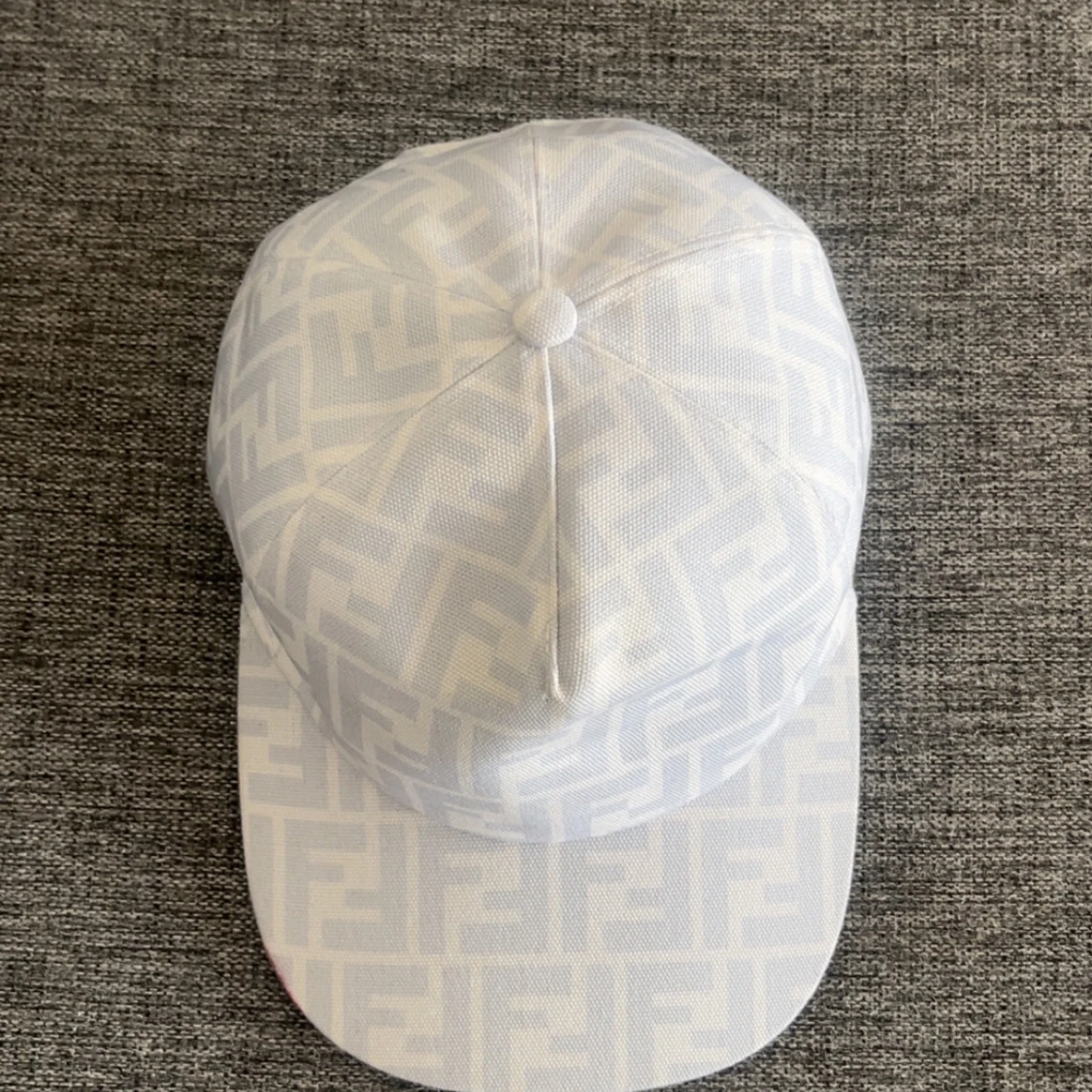 Vit Fendi keps med logomönster - 1