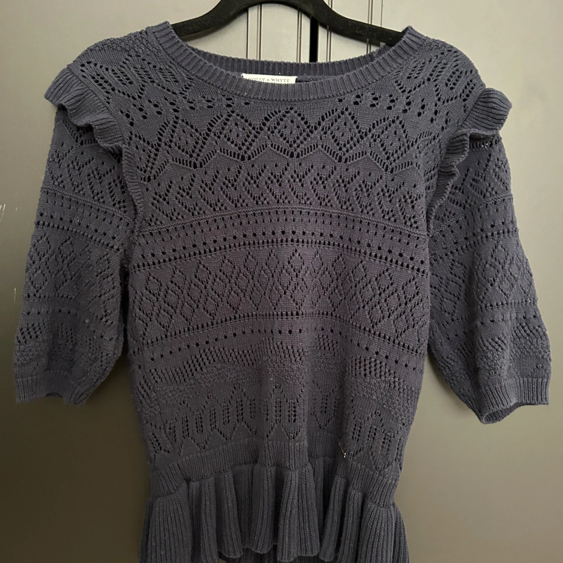 Mörkblå stickad topp med volang - 1