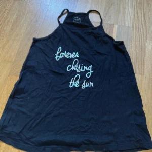 Svart linnetopp med texttryck - Säljer nu detta linne då de blivit för litet!🖤 Använt max 3 gånger så de är i fintskick!🖤