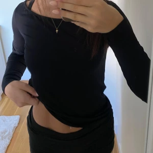 Svart långärmad topp från Reserved - Svart långärmad topp från Reserved i storlek S. Inte använd. Priset kan diskuteras, skriv gärna💓