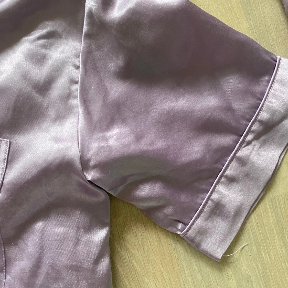 Ljuslila satinpyjamas - 2