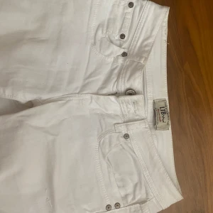 LTB jeans - Low waist utsvängda jeans från LTB, strl W25 och 30 i benlängd pris kan diskuteras :)