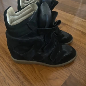 Isabel Marant skor - Säljer mina marant bekett eftersom de inte kommer till användning, lite dammiga nu men jättefint skick, skickas i orginal kartongen om så önskas :) Pris kan diskuteras 