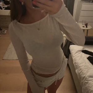 Vit långärmad tight topp - Säljer vit tröja från NR-KD som likar intimissme tröjan 
