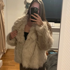 Beige fluffig pälsjacka - Säljer en beige fluffig pälsjacka. Jackan har normallång ärm, bred krage och en lite lösare passform. Perfekt nu till hösten och vintern 🥰aldrig använd, endast testad 💗